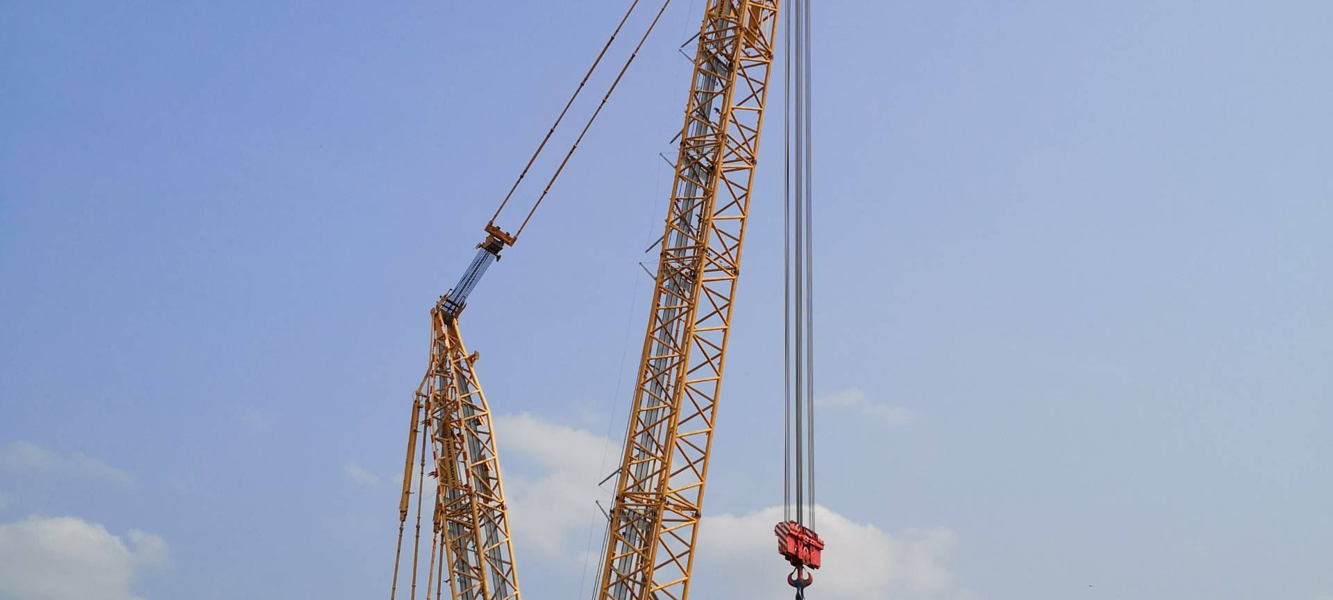 Kran baut erstes Stahlteil für neue Lippebrücke in Wesel ein
