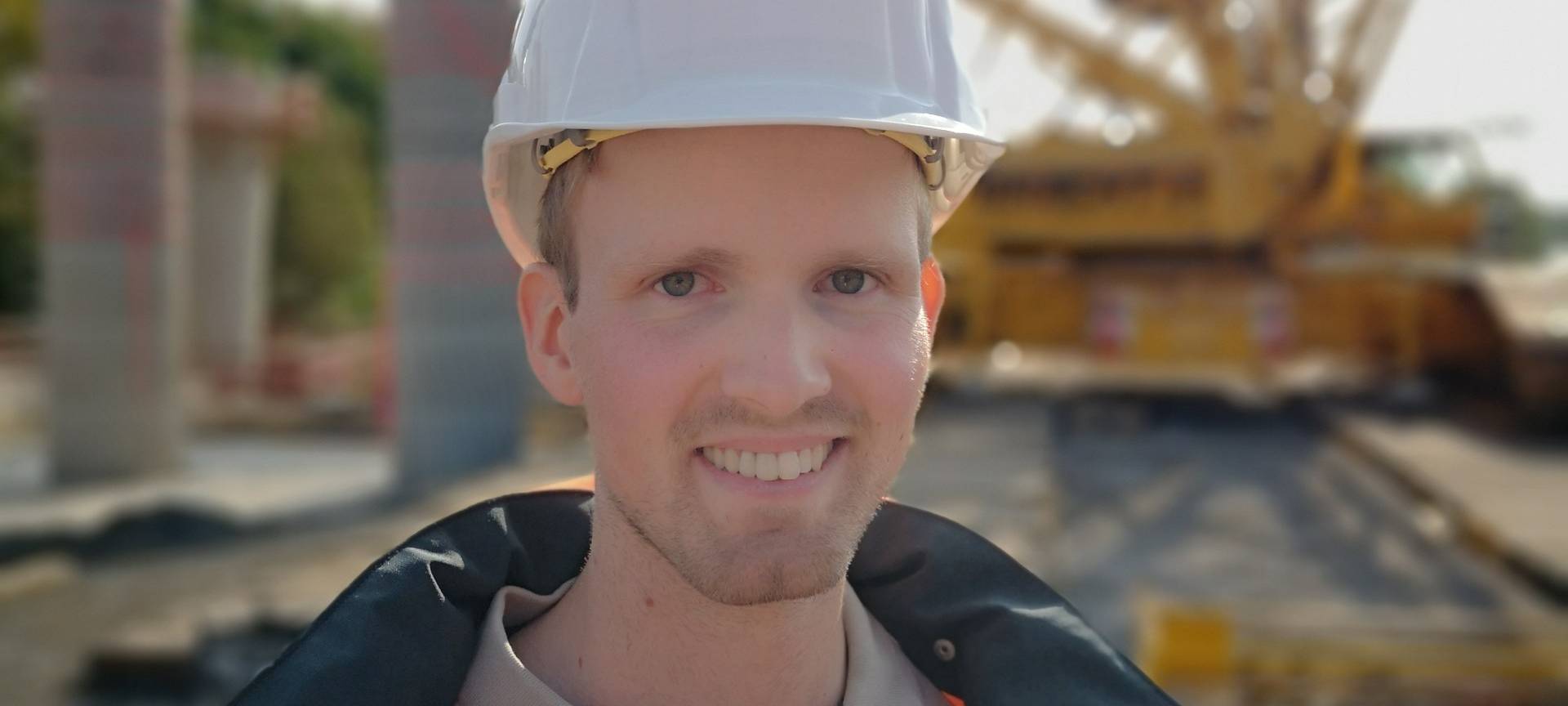 Kran baut erstes Stahlteil für neue Lippebrücke in Wesel ein