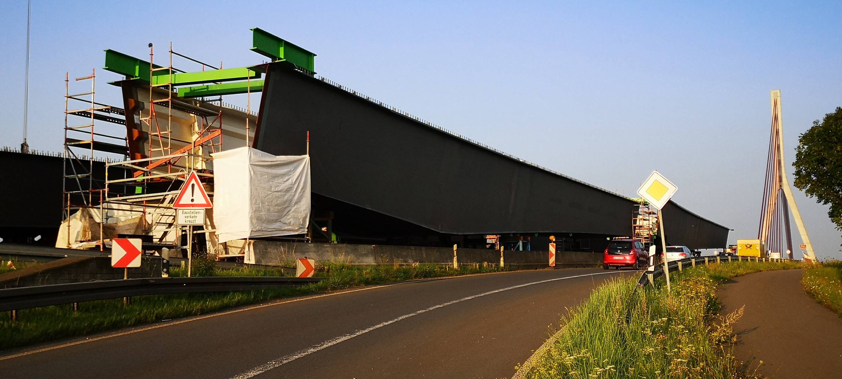 Kran baut erstes Stahlteil für neue Lippebrücke in Wesel ein