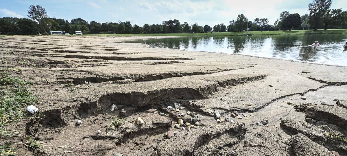 Starkregen sorgt für tiefe Furchen im Weseler Auesee-Strand
