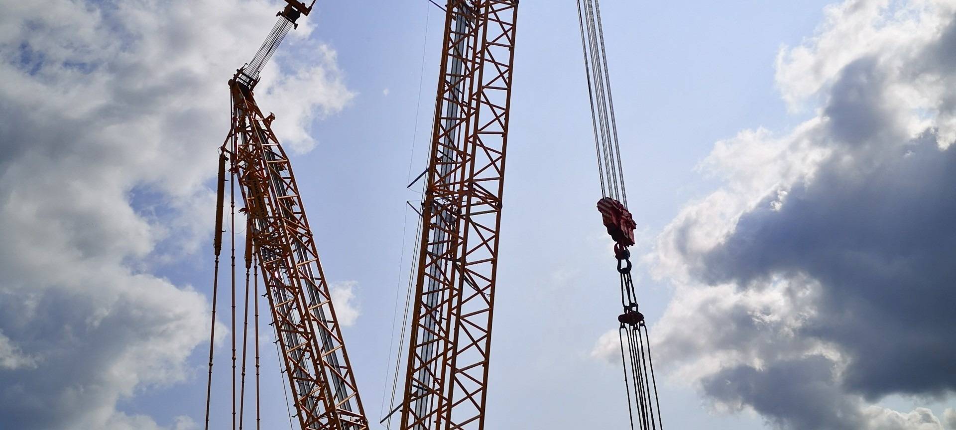 Lippebrücke Wesel: Raupenkran hat die Rheinseite gewechselt