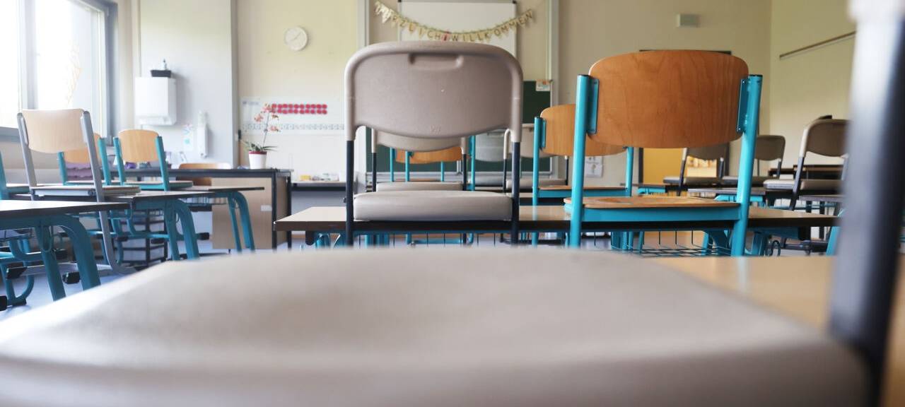 Stühle stehen auf den Schulbänken in einem Klassenraum der Wilhelm Busch Grundschule. Am 01.08.2024 ist in Thüringen der Start des neuen Schuljahres 2024/25.