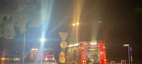 Auto prallt in Dinslaken frontal gegen Baum - Vier Verletzte