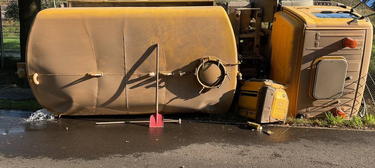 LKW rutscht von Böschung und landet auf Radweg