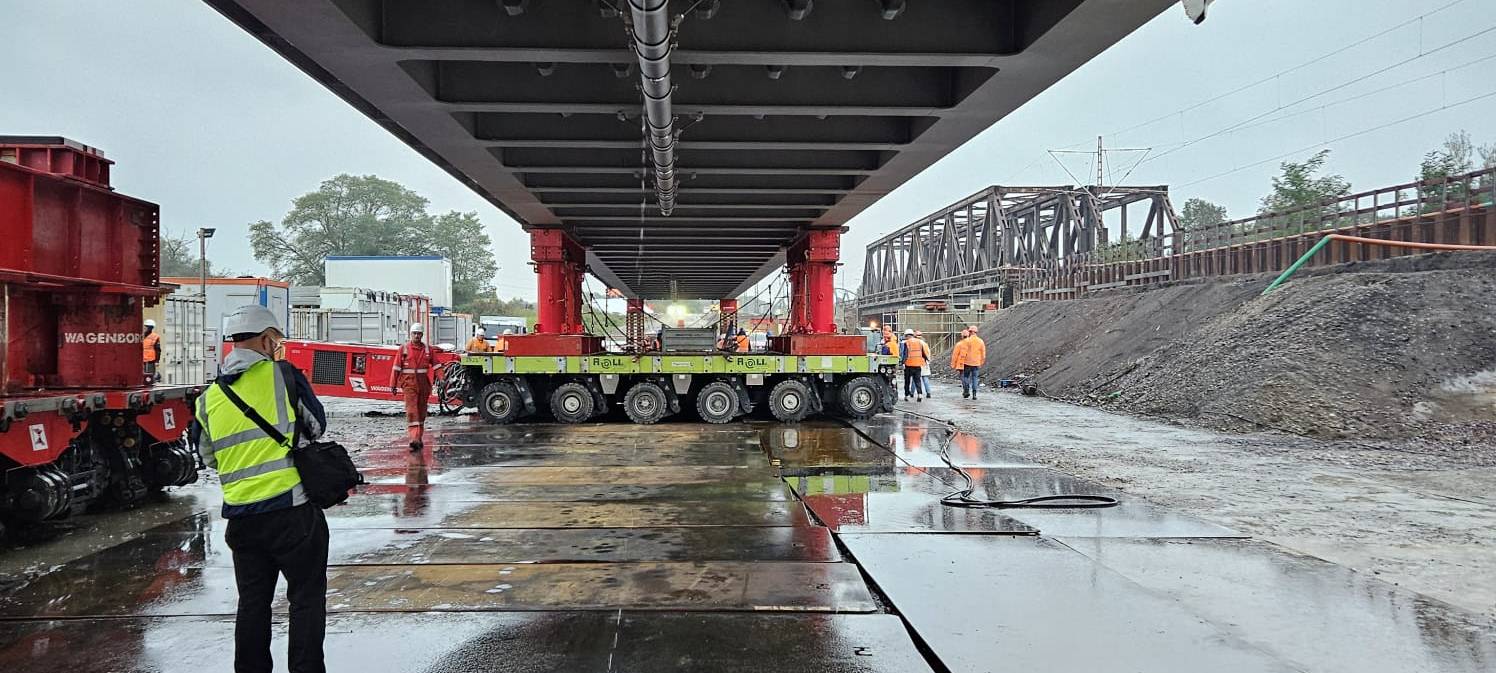 In Wesel wird die neue Lippe-Eisenbahnbrücke eingehoben