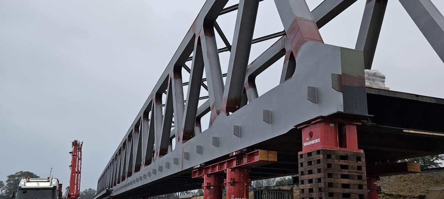 In Wesel wird die neue Lippe-Eisenbahnbrücke eingehoben