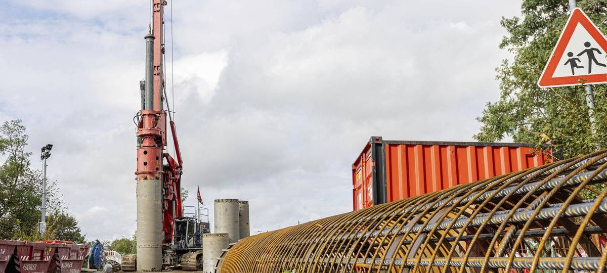 Schweres Gerät auf Baustelle für neue Cölve-Brücke angerückt