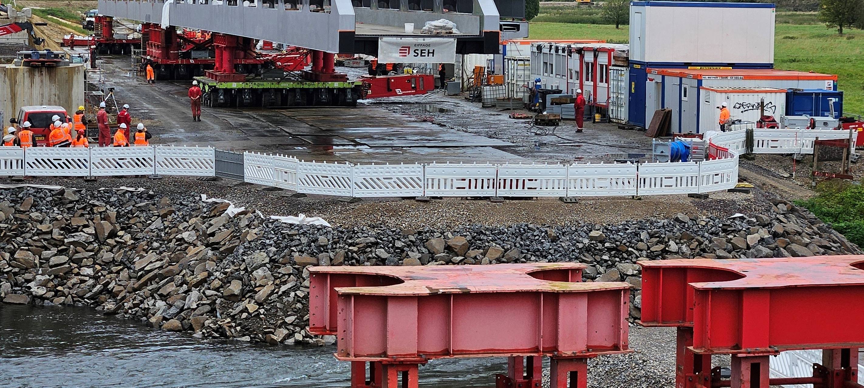 In Wesel wird die neue Lippe-Eisenbahnbrücke eingehoben