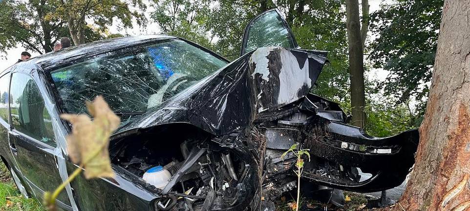 81-jährige Autofahrerin prallt in Kamp-Lintfort gegen Baum