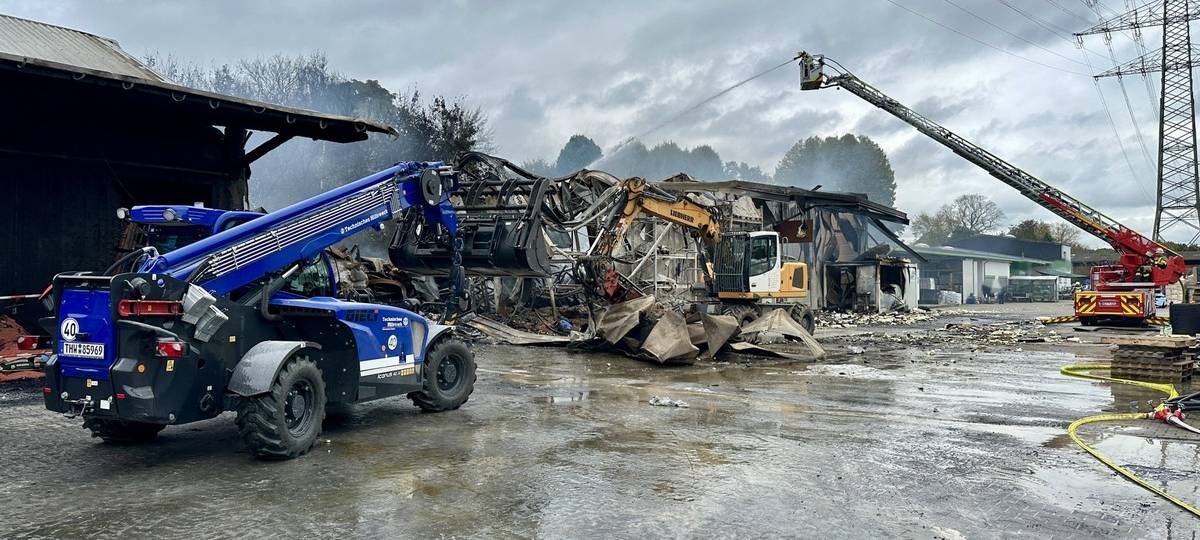 Löscharbeiten an Lagerhalle in Hünxe-Drevenack dauern an