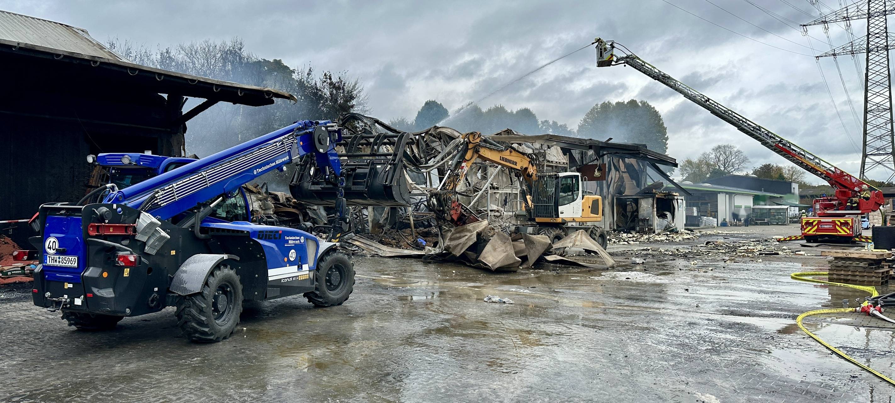 Erst am Abend Entwarnung nach Großbrand in Hünxe-Drevenack