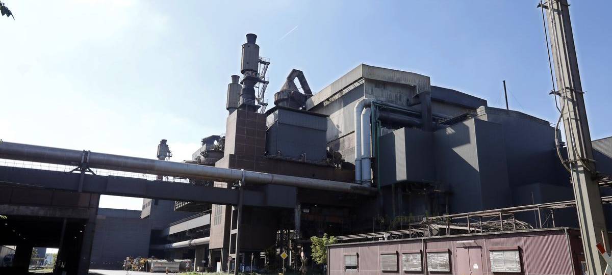 Mann (46) auf Firmengelände in Duisburg von Lok überrollt