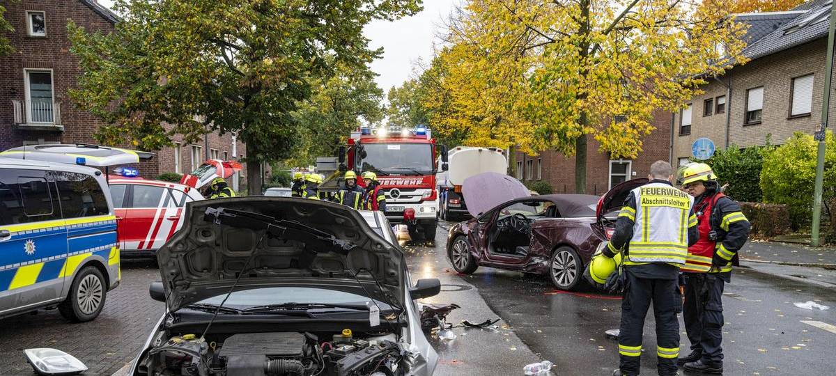 Unfall in Neukirchen-Vluyn: Frau (67) im Auto eingeklemmt