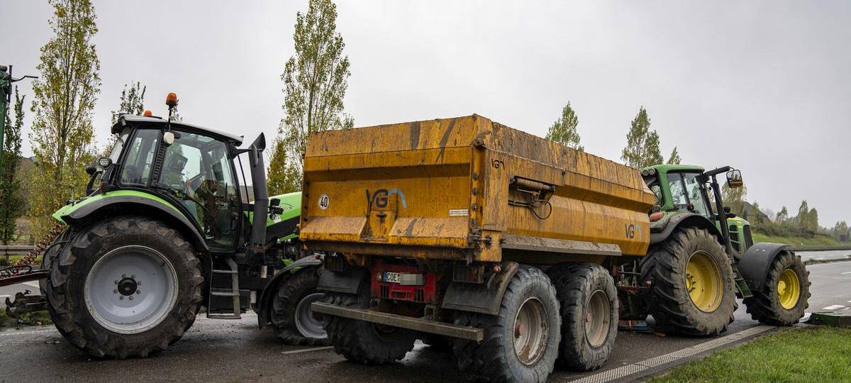 Zwei Trecker prallen auf B58n in Wesel-Büderich zusammen