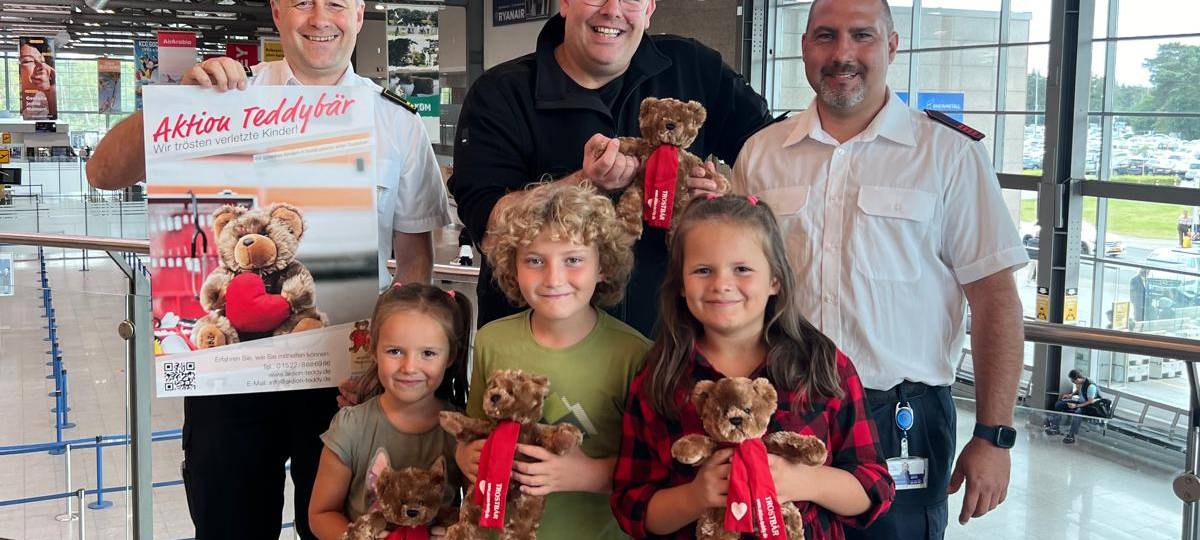 50 Teddybären für die Feuerwehr am Airport in Weeze