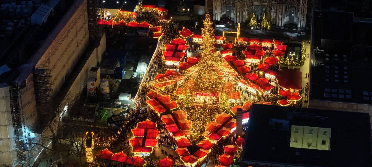Weihnachtsmarkt am Kölner Dom bei Nacht (Luftaufnahme mit einer Drohne)