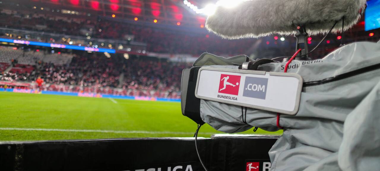 Eine TV-Kamera steht am Spielfeldrand. Der Pay-TV-Sender Sky hat sich bei der Medienrechte-Auktion der Fußball-Bundesliga die Spiele am Freitag und Samstag gesichert.
