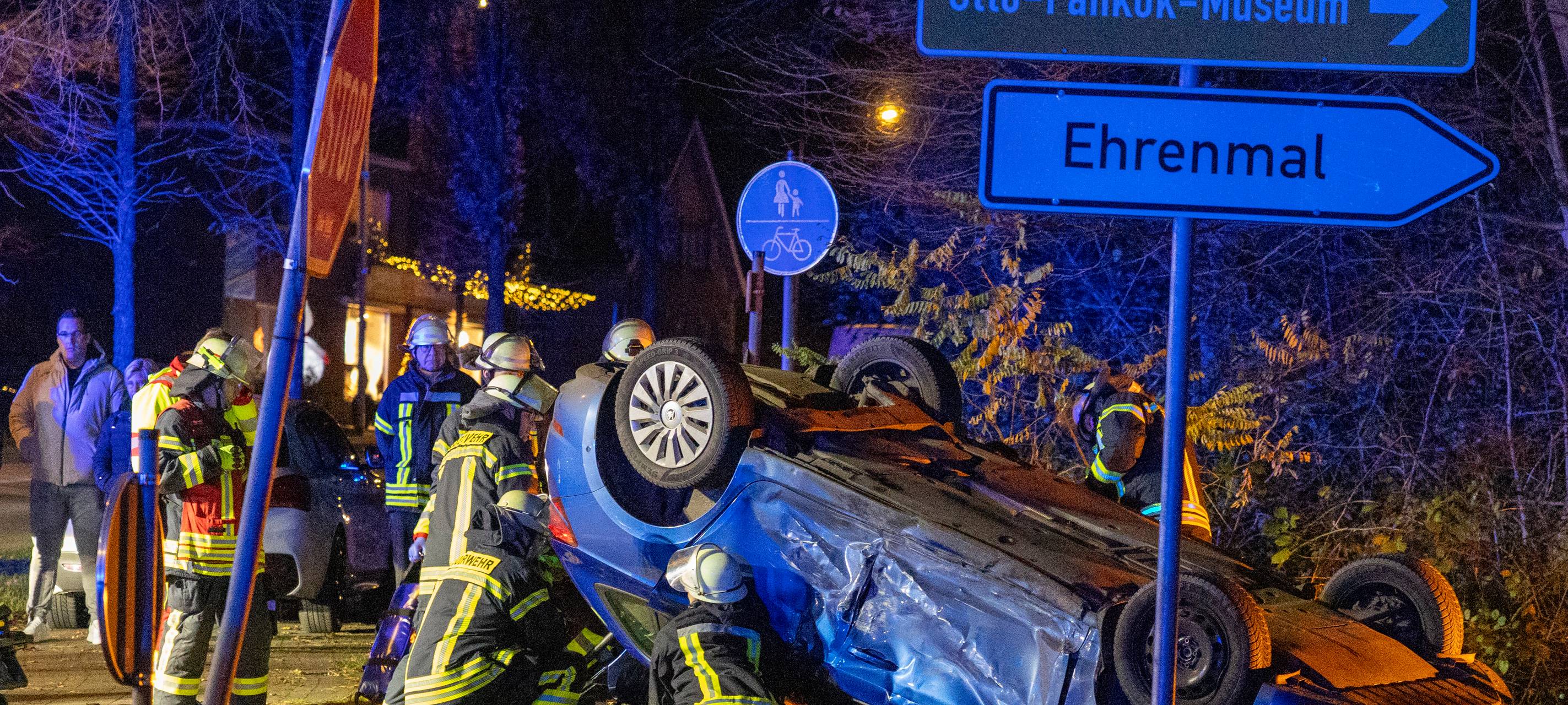 Auto überschlägt sich bei Unfall in Brünen - drei Verletzte
