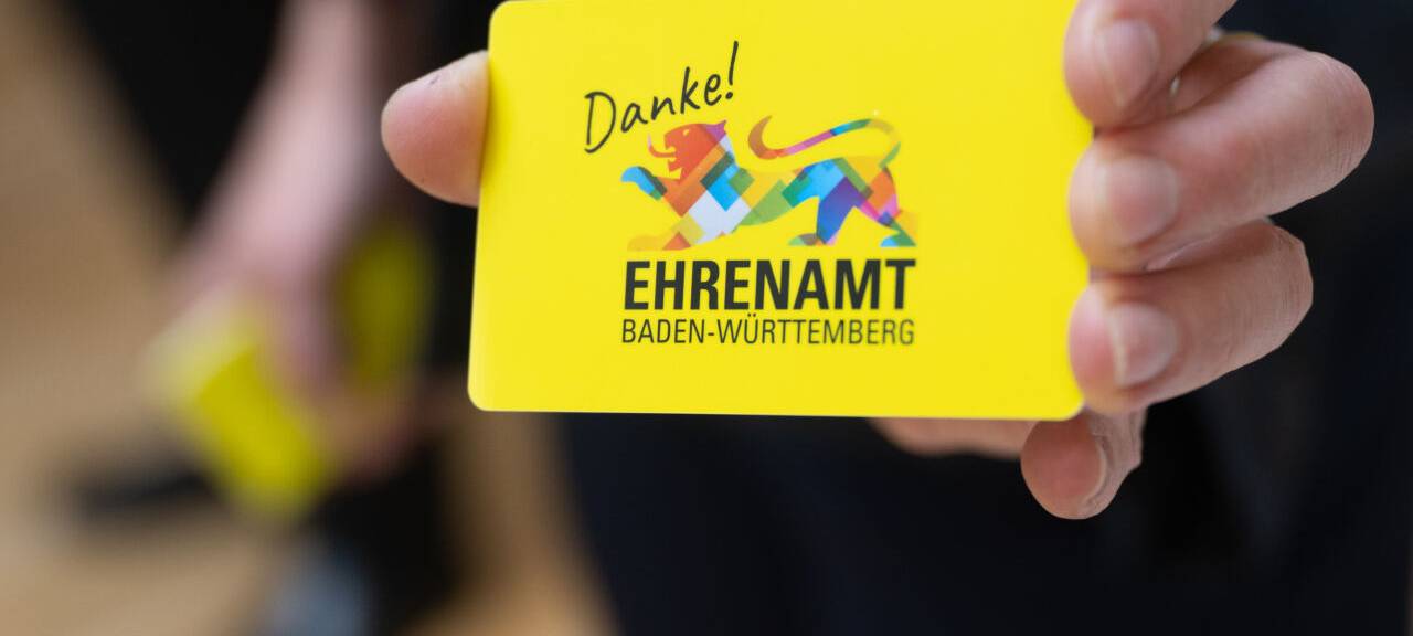 Mit der Ehrenamtskarte erhalten freiwillige Helfer und Helferinnen Vergünstigungen für bestimmte Angebote - hier am Beispiel für Baden-Württemberg.