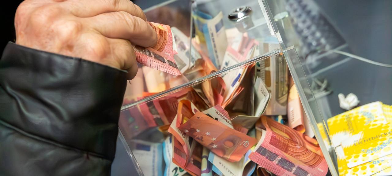 Lichtblicke on Tour 11.12.24 Krefeld mit KAMRAD (Spendenbox der Aktion Lichtblicke mit Geld)