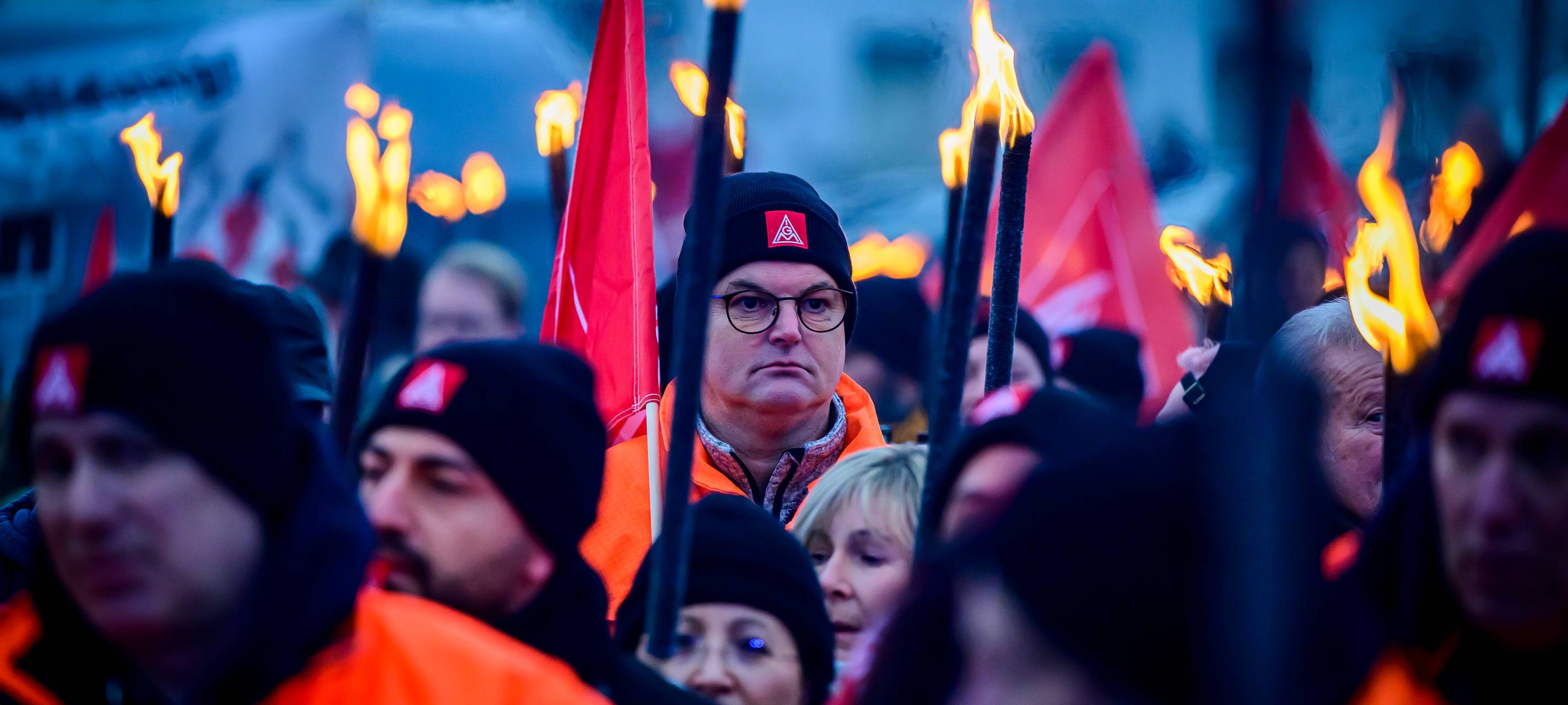 Stahlarbeiter protestieren mit Fackeln im Landschaftspark