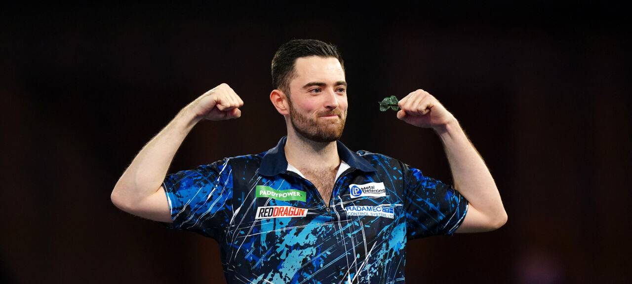 Luke Humphries spielt mit seinen Muskeln nach einem Sieg