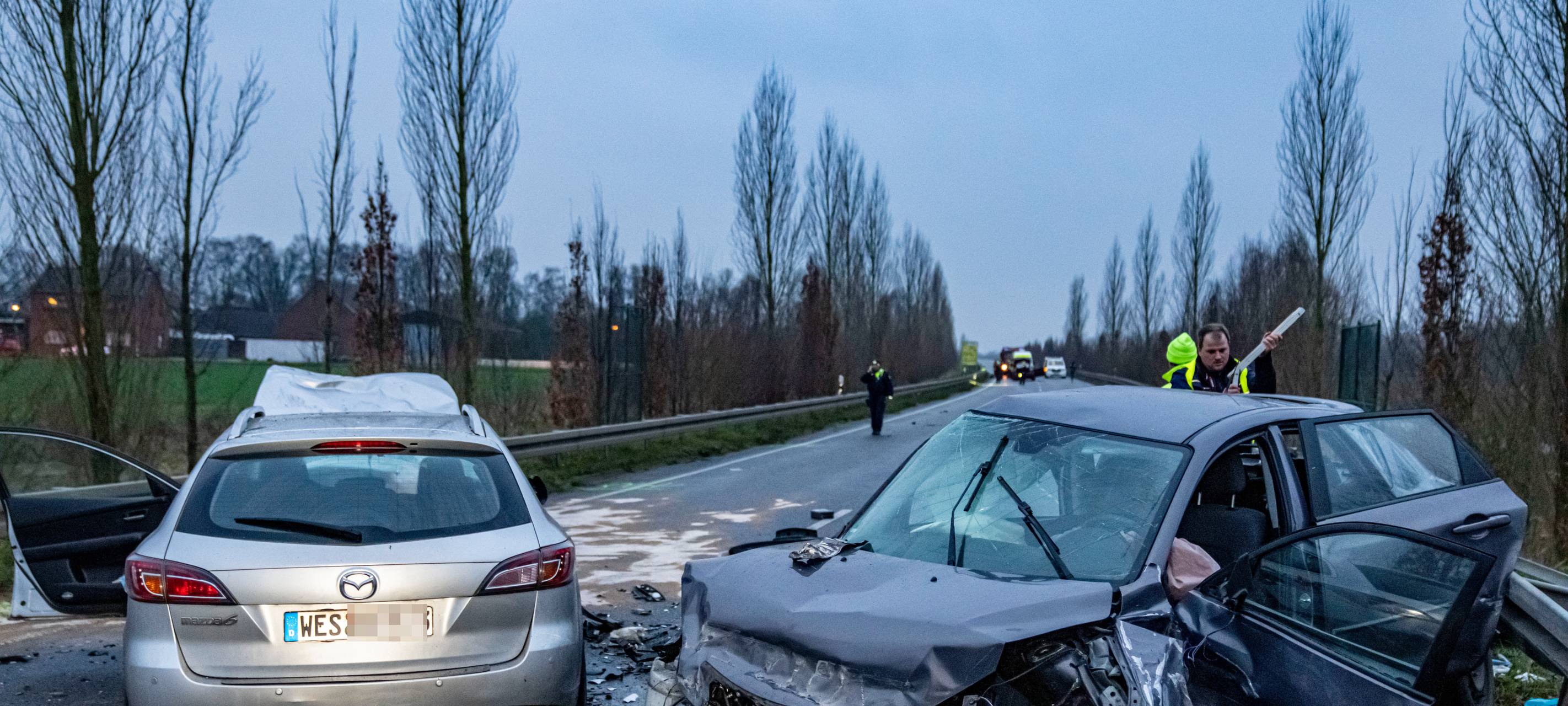 Schwerer Unfall mit mehreren Verletzten auf B58 in Büderich