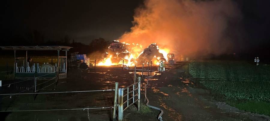 In Duisburg-Rheinhausen standen 800 Heuballen in Flammen