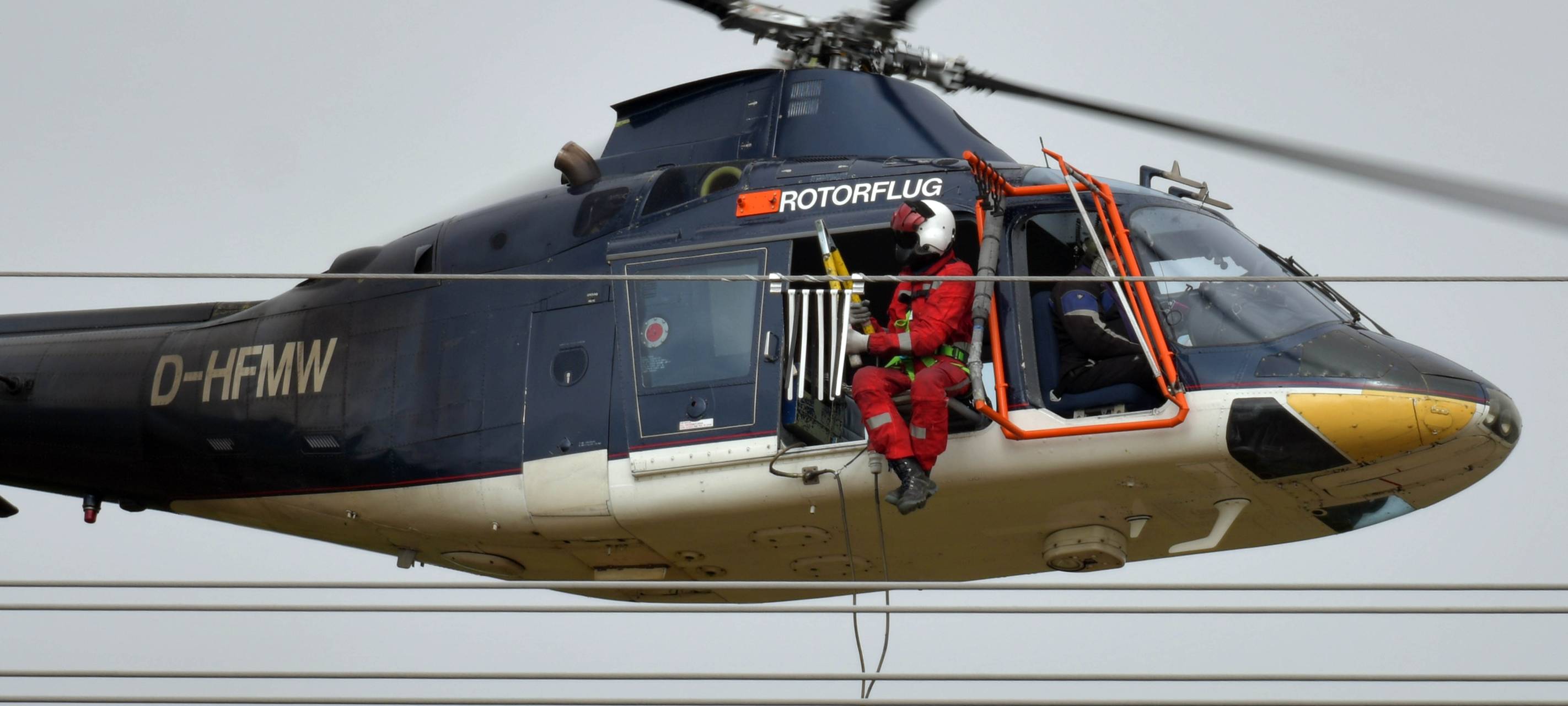 Amprion arbeitet entlang A40 bei Moers am Stromnetz