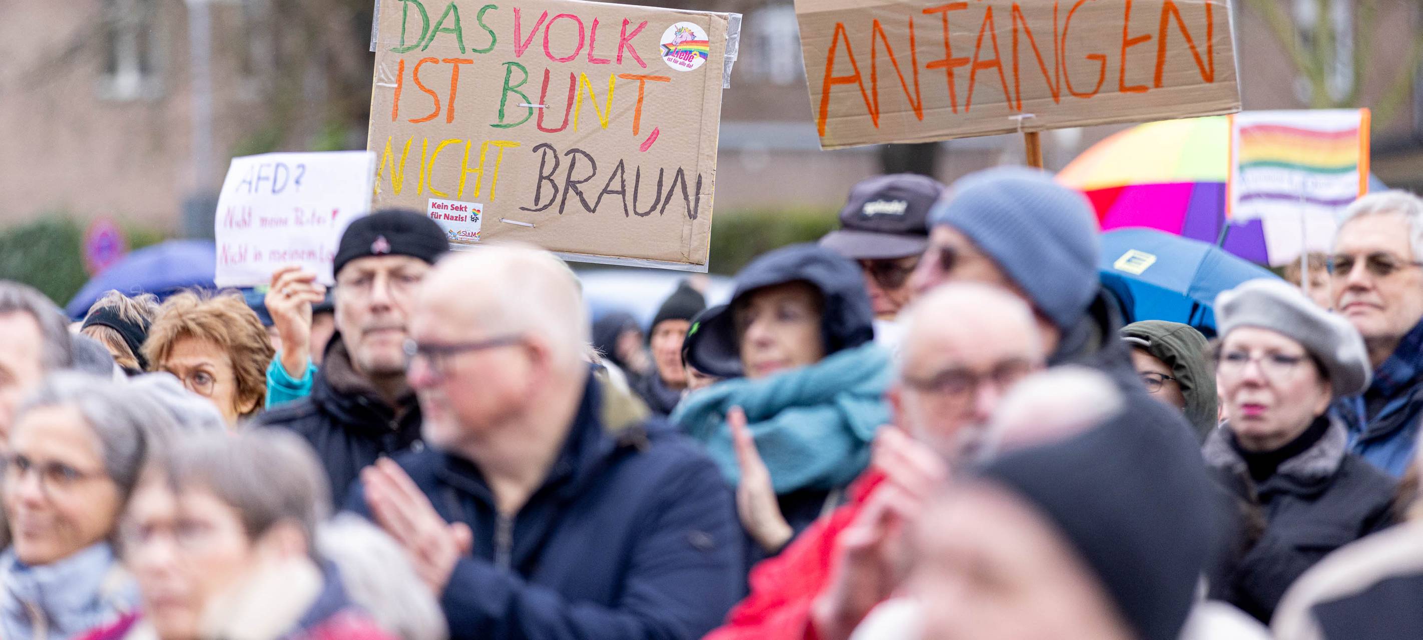 Rund 400 Moerser bei Demo gegen Rechtsextremismus