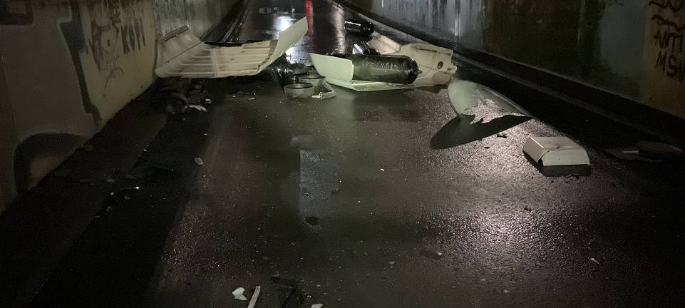 Gasbetriebener Bus fährt gegen Bahnbrücke in Dinslaken