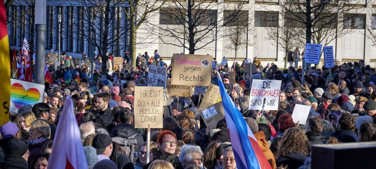 Hunderte bei Menschenketten und Demos auch am Niederrhein