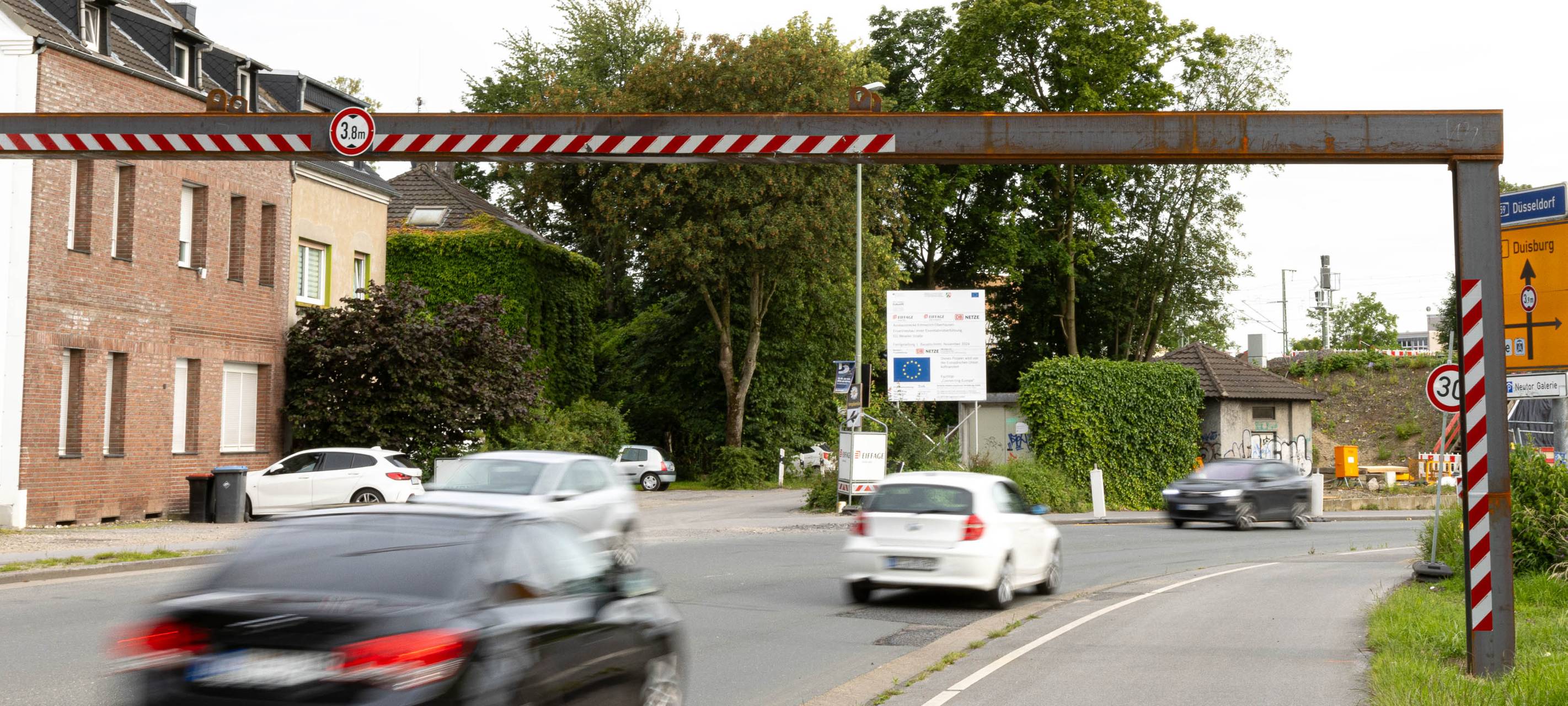 Neu Schilder an der B8 Unterführung in Dinslaken