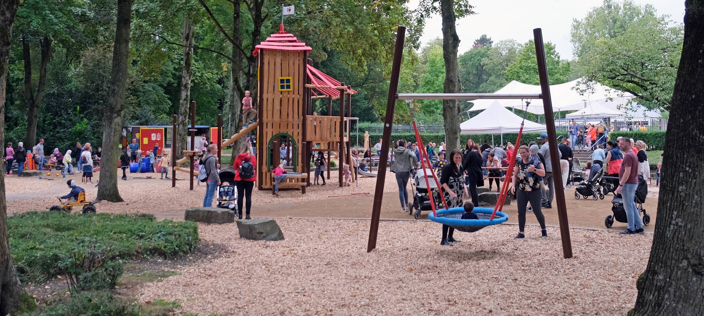Der Spielplatz Kastell ist ein gutes Beispiel für die Qualitätsstandards in Moers. Hier gibt es viel Platz, Abwechslung, Sitzmöglichkeiten und inklusive Spielgeräte.