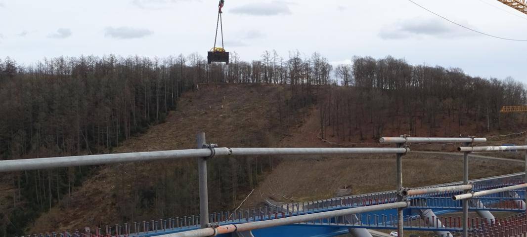 Der Bau der Talbrücke Rahmede ist auf dem Bild zu erkennen.