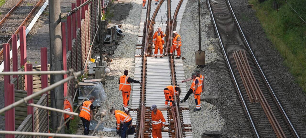 Bauarbeiter arbeiten im August 2024 an den Gleisen auf der Bahnstrecke zwischen Hamburg und Berlin. (