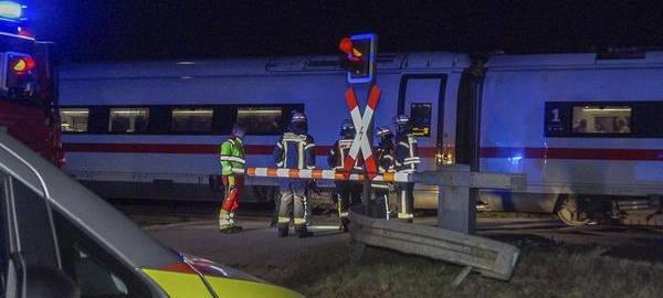 ICE bleibt nach Aufprall in Hamminkeln stecken