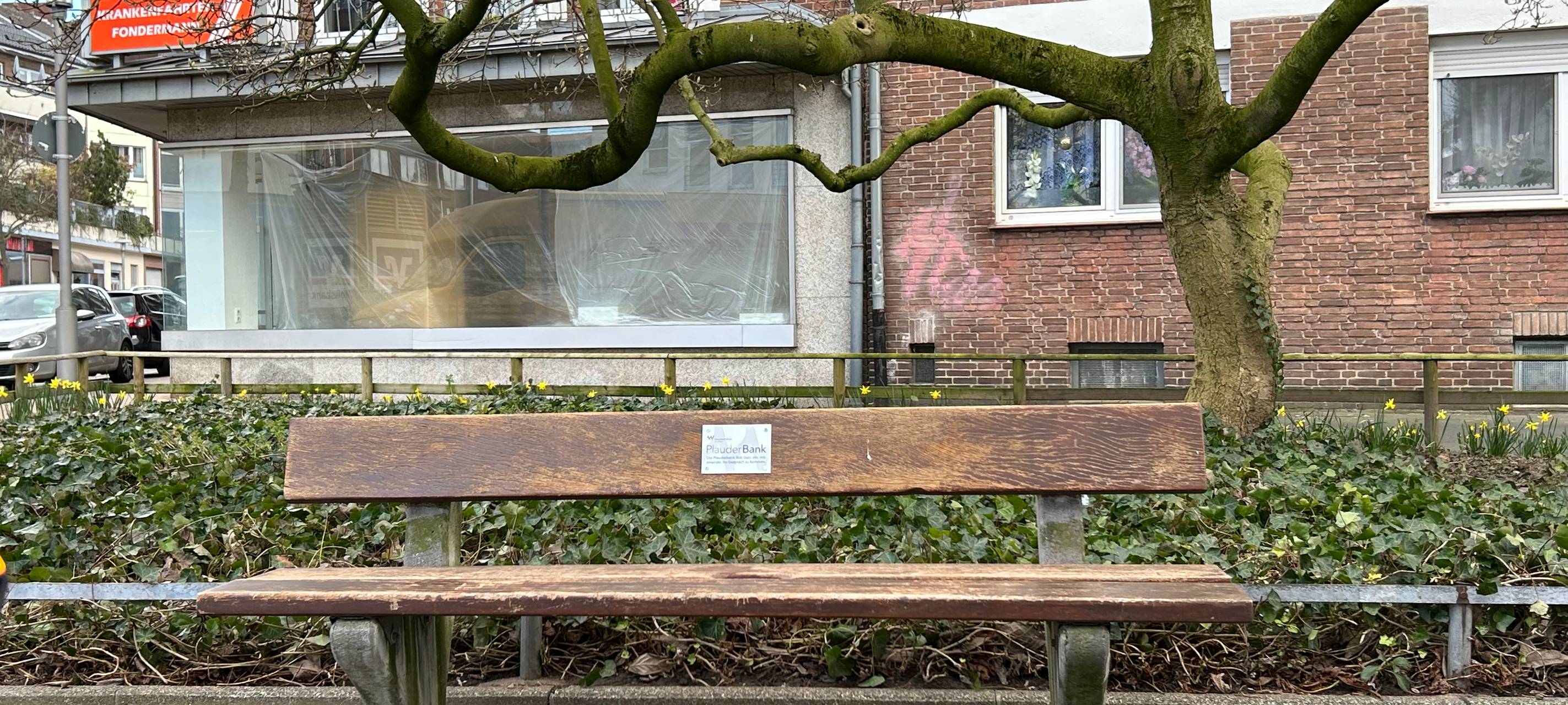 Alpen überlegt eine Plauderbank auf dem Friedhof