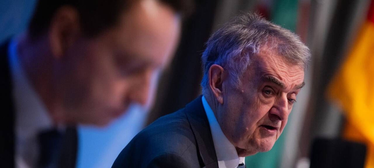 ürgen Kayser (l), Leiter des Verfassungsschutzes Nordrhein-Westfalen, und Herbert Reul (CDU), Innenminister von Nordrhein-Westfalen, stellen im Innenministerium den Lagebericht zu Rechtsextremismus vor.