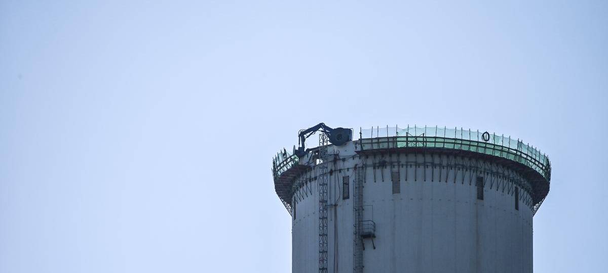 In Voerde baut Bagger jetzt einen Kraftwerk-Kamin zurück