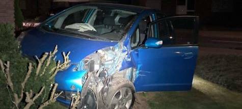 Autofahrer (18) fährt in Neurkirchen-Vluyn gegen Hauswand