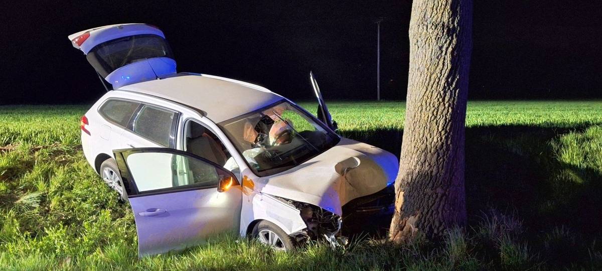 Auto prallt in Sonsbeck frontal gegen einen Baum
