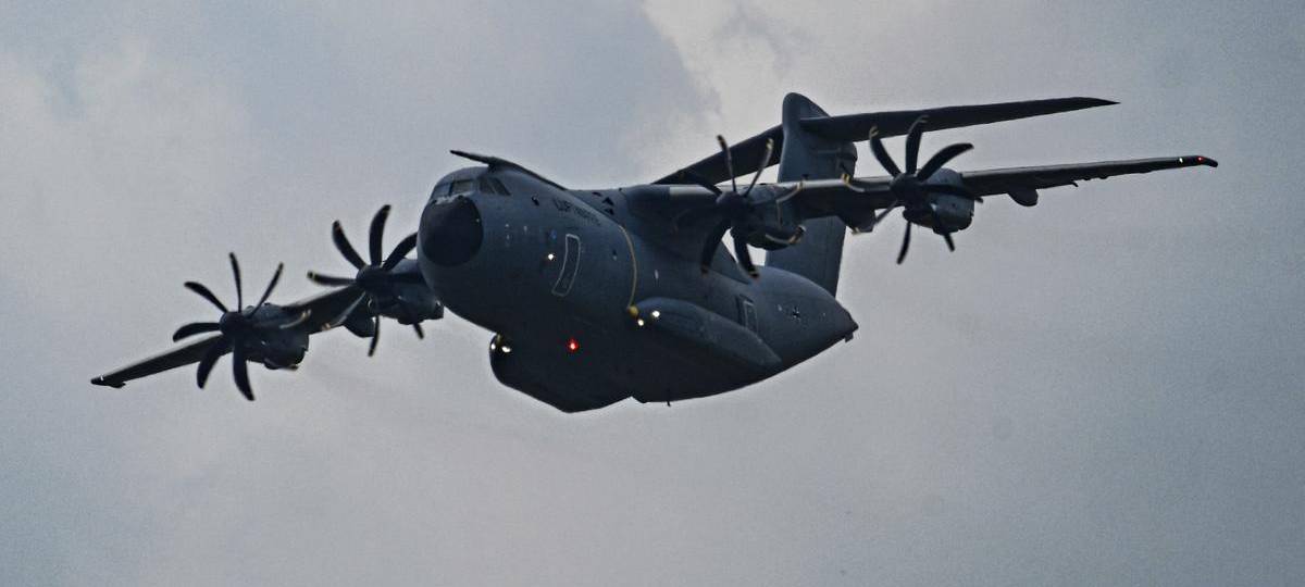 Militärflugzeug überfliegt in niedriger Höhe den Niederrhein