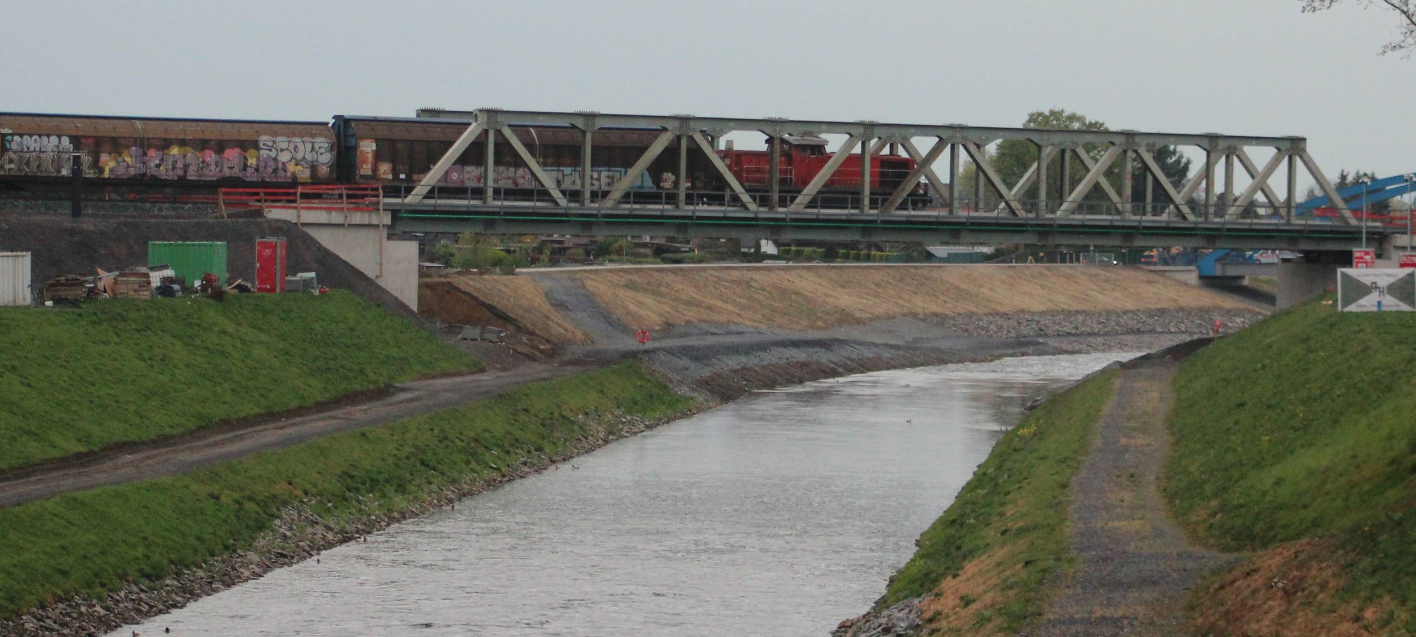 Neue Emscherbrücke in Dinslaken in der Nacht freigegeben
