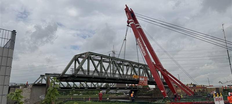 Schwimmkran hebt 250-Tonnen-Brücke bei Wesel