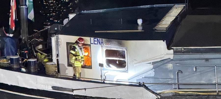 Voerder Feuerwehr löschte brennendes Schiff auf dem Kanal