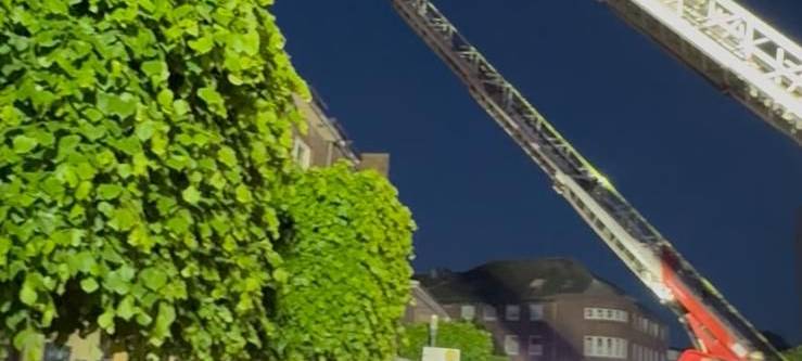 Brand in Kamp-Lintfort: Mensch mit Drehleiter gerettet