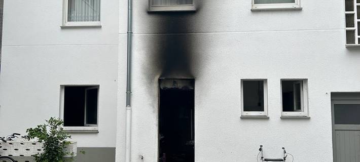 Brand in Moers - Feuerwehr rettet Mann über Drehleiter