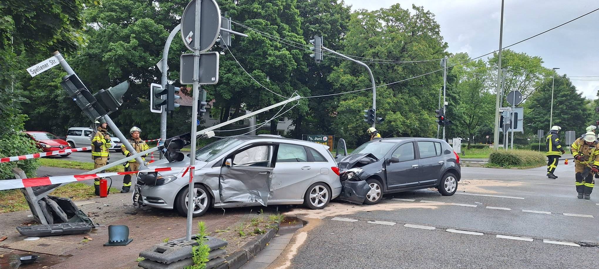 Friedrichsfeld: Kaputte Ampel und drei Verletzte nach Unfall