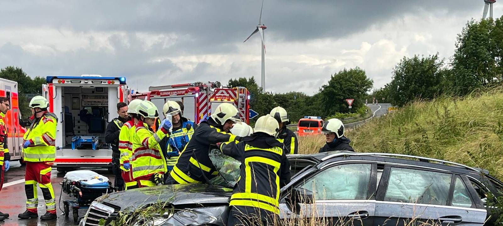 Beifahrerin bei Unfall auf A57 Höhe Asdonkshof eingeklemmt